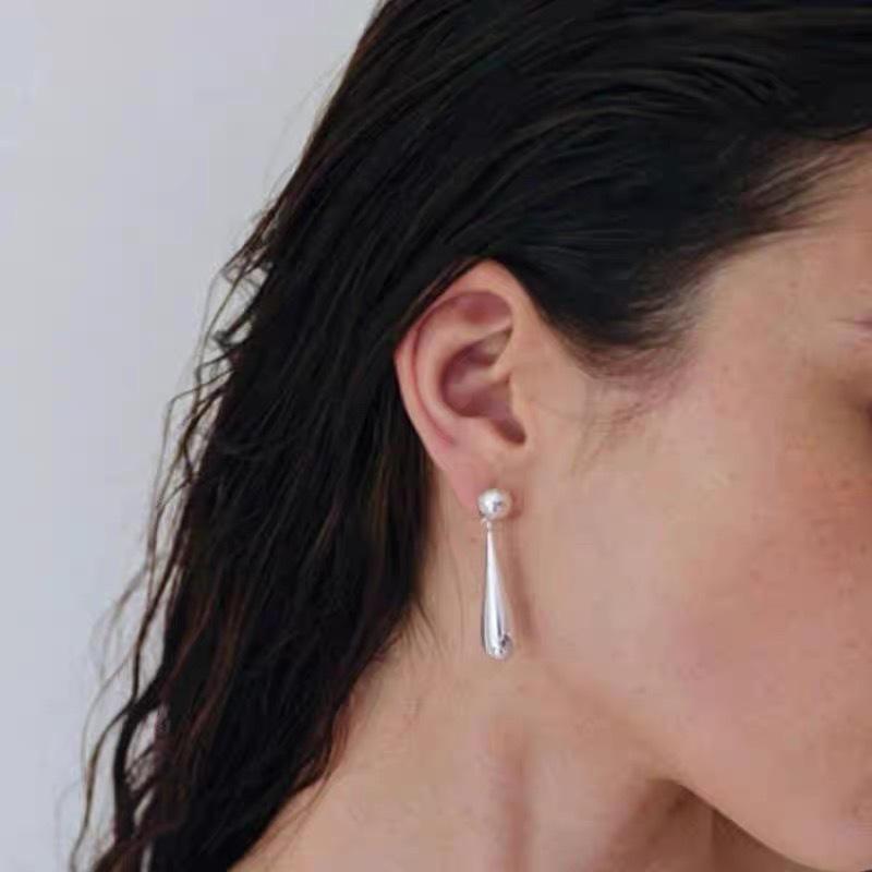 水滴型 ピアス 金属 925シルバー 韓国風 トレンド スタイリッシュ 日常使い コーディネートしやすい 個性派 ファッション 耳飾り