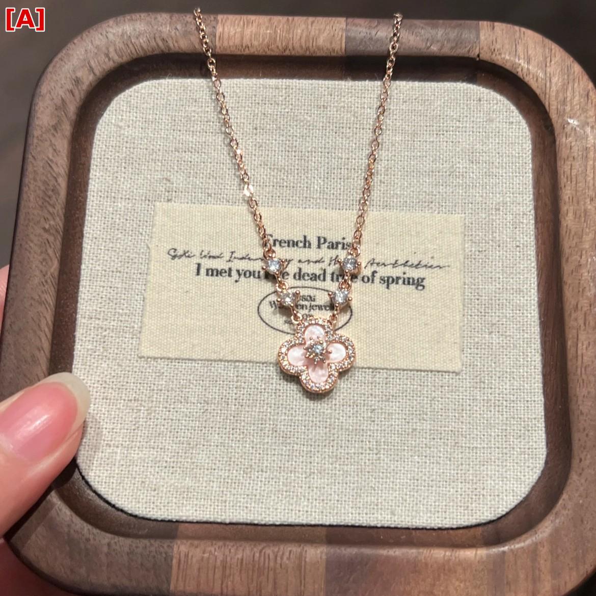 ネックレス レディース 鎖骨チェーン クローバー ペンダント ジルコニア 電気メッキ加工 ゴールド アクセサリー シンプル おしゃれ かわいい 高級感 華奢 ジュエリー 首飾り デイリー カジュアル パーティー ギフト 贈り物 普段使い 重ね付け プレゼ