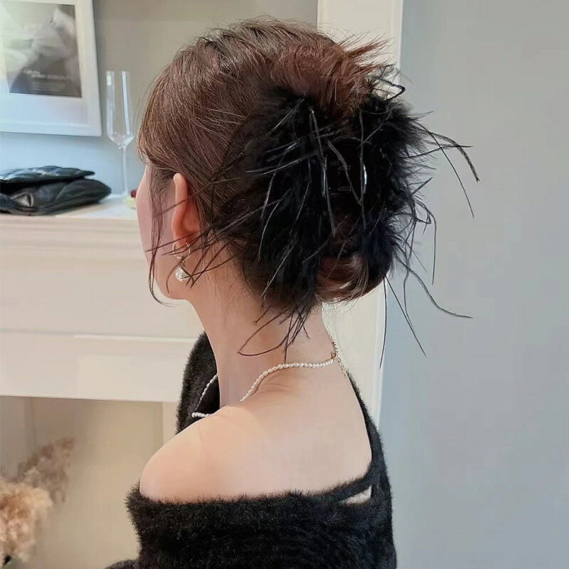 ヘアアクセサリー レディース ブラック ダチョウの羽 フェザー 髪飾り 高級感 おしゃれ かわいい パーティー 結婚式 二次会 披露宴 発表会 卒業式 入学式 冠婚葬祭 フォーマル エレガント 上品 大人かわいい 華やか 存在感 髪留め ヘアクリップ ヘア