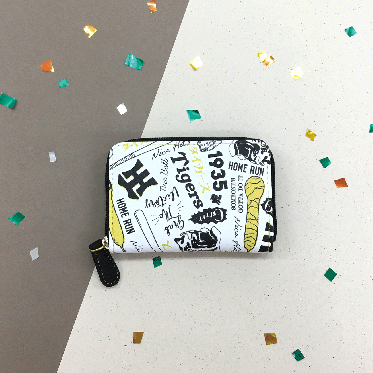 阪神タイガース 公式 公認 Doodle（ドゥードゥル）柄 ラウンドコインケース＆パス入れ 定期入れ 小銭入れ 財布 おしゃれ 球団グッズ 小さめ コンパクト メンズ レディース かっこいい クール プレゼント ギフト 息子 父 手書き タイガース グッズ 阪神ファン 阪神のサムネイル