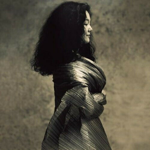 ゆめのよる波多野睦美×高橋悠治ハタノムツミ/タカハシユウジ はたのむつみ/たかはしゆうじ　発売日 : 2009年10月07日　種別 : CD　JAN : 4988064254750　商品番号 : AVCL-25475【商品紹介】ルネサンスやバロック歌曲のスペシャリストとして高く評価されているメゾ・ソプラノ歌手、波多野睦美と、日本の鬼才コンポーザー/ピアニスト、高橋悠治のコラボレーションによるアルバム。フランス近代を中心に、中世イタリア、近代スペイン、現代日本の楽曲を収録。【収録内容】CD:11.きみの上には花ばかり(夢とのたたかい)2.ゆうべおなじ風が(夢とのたたかい)3.きみは海のよう(夢とのたたかい)4.平和の祈り5.完璧な美6.ダフェネオ7.むすびの歌8.反映9.帰還10.帽子屋11.3つのジムノペディ Gymnopedie 112.3つのジムノペディ Gymnopedie 213.3つのジムノペディ Gymnopedie 314.ゆめのよる15.水差しの赤ちゃん16.鳥さん、かわいい鳥さん17.牧歌18.あなたがほしい19.ギターによせて20.鳥は空を求めている21.さざんか22.時計草23.魂をうたう24.おやすみなさい