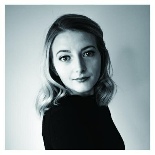 【 お取り寄せにお時間をいただく商品となります 】　・入荷まで長期お時間をいただく場合がございます。　・メーカーの在庫状況によってはお取り寄せが出来ない場合がございます。　・発送の都合上すべて揃い次第となりますので単品でのご注文をオススメいたします。　・手配前に「ご継続」か「キャンセル」のご確認を行わせていただく場合がございます。　当店からのメールを必ず受信できるようにご設定をお願いいたします。 ポートレイト・オブ・ケイティ・ジョージ (解説付)Caity Gyorgyジョージ ケイティー じょーじ けいてぃー　発売日 : 2025年4月30日　種別 : CD　JAN : 4988044128507　商品番号 : FSPC-1005【商品紹介】カナダ出身のジャズ・シンガー兼コンポーザー、ケイティ・ジョージ。若手ながら、ビバップやスイングを愛し、スキャットを得意とする本格派ジャズ・シンガーとして注目を集め、カナダの放送局『JazzFM91』で”知っておくべき8人のカナダ女性ジャズ・ミュージシャン”の一人に選ばれている。また、卓越したシンガーであるだけでなく、作詞・作曲もこなす才媛で、彼女のオリジナル曲「Secret Safe」は2021年度のJohn Lennon Songwriting Contestで最優秀賞に輝いた。ケイティの日本デビュー盤となった本作は、 1stアルバム『No Bounds』と最新EP『Now Pronouncing』の音源に加え、ボーナス・トラックを収録した日本限定のスペシャルな1枚。『No Bounds』には、2021年Juno Award ”Jazz Album of the Year” 大賞を受賞した注目の女性ギタリスト、ジョセリン・グールドもサポートで全面参加!新作『Hello! How Are You?』の発売を記念して、ミッド・プライス盤での復刻が決定!