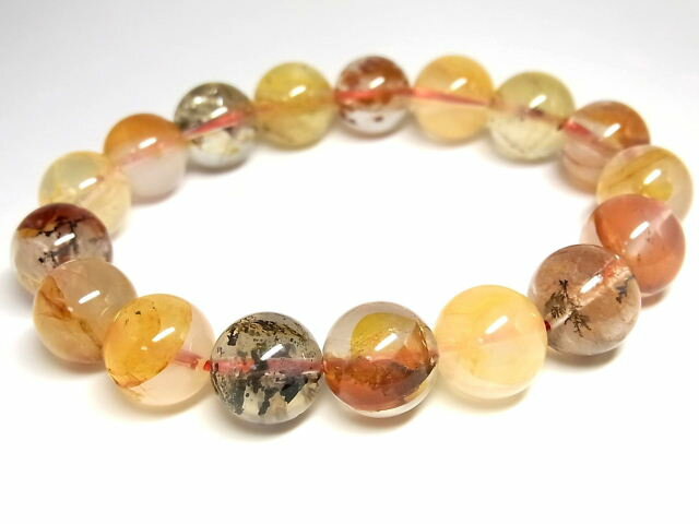 天然石名称 オーロラクォーツ/英語名：Hematite/limonite in quartz 意味・効果 オーロラクォーツは、水晶の隙間に浸透したヘマタイト(赤鉄鉱)やリモナイト(褐鉄鉱)等を含む鉱物が酸化する事によって、鮮やかな美しい色を形成し、ヘマタイトインクォーツ、またはリモナイトインクォーツとも呼ばれています。オーロラクォーツはエネルギーを高める活性作用が強く、身体に溜まった悪いエネルギーを浄化し、また、精神的、肉体的な疲れを緩和し、生命力や活力を高める働きがあると言われています。また、持ち主の創造力を強化し、潜在的な能力を開花させ、明るい未来を導いてくれる最高なパワーストーンと言われています。 デンドライトは、「デンドリティック・クオーツ」、「忍石入り水晶」、「模樹石」とも言い、水に溶け込んだ金属成分が水晶やアゲートなどの割れ目に侵入し、樹木の枝状のようなインクルージョンが生成したものです。デンドライトは悪い生活習慣を改善し、生命力を強める効果があると言われています。また、家族円満のお守りとして古くから珍重されており、人間関係を良好にしてくれる効果もあると言われています。 原石産地 ブラジル サイズ 玉直径約12〜13mm 腕回り約17.3cm 重さ約46g 商品状態 赤みがかったオレンジ、黄色(りモナイト)及び黒い樹木のようなデンドライトが透明感の高い水晶の中に入っており、非常に品質が高い天然極上希少美品です。 注意事項 (1)商品は全て写真と同一の物です。写真は全てライトの下で撮影しております為、ライトの明るさ、角度、デジタルカメラの性質、及びご使用のモニタ、インターネットソフトによって、実際の商品と色合い、質感などが若干異なる場合があります。予めご了承下さい。 (2)天然の物ですので、若干不純物、天然キズ、クラック（内部の割れ）、色むらとインクルージョン等がある場合がございますので、予めご了承下さい。 (3)腕回りサイズ変更をご希望の方は購入前にお問い合わせください。商品によるサイズの変更ができない場合がございますので、予め御了承下さい。