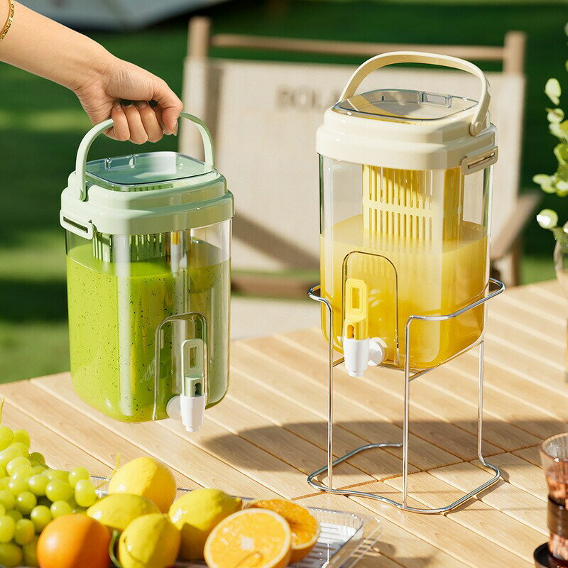 【★店内全品対象クーポン有★】 水差し 3L 耐冷耐熱 ピッチャー 大容量 完全密閉型 広口 洗いやすい プラスチック 冷水筒 麦茶ポット ドリンクボトル おしゃれ 水筒 トレイ付き スタンド付き