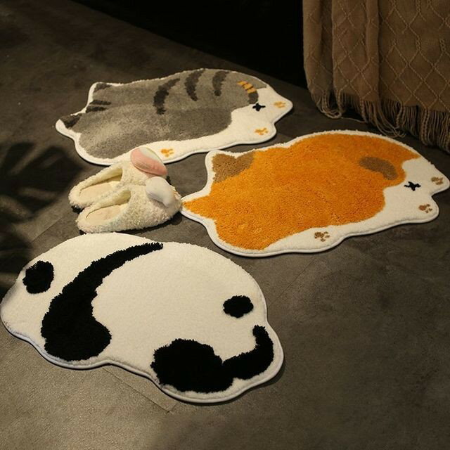 ITEM INFORMATION■ 商品内容カーペット■ 素材ポリエステル■ 生産国中国■ サイズ40×60cm (平置き採寸。実際のサイズとは誤差が出る場合がございますので、参考サイズとしてご覧ください。)■ ご注意商品写真は現品を再現するように努めておりますが、モニターや環境により差異が生じる場合がございます。生地の特性上、多少ニオイがある場合がございますが、日陰干しで数日干していただくか、数回ご使用いただく間に気にならなくなります。上記の数値は実測によるもので、多少の誤差はご容赦ください。仕様は予告なく変更される場合があります。