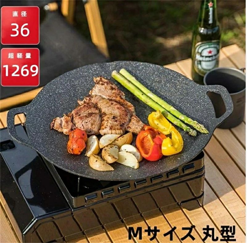 商品情報 お鍋＊1つ、バッグ＊1つ、リコンハンドル＊1つ、トング＊1 様々なキャンプ料理が楽しめる！ これひとつで「焼く・茹でる・煮る・揚げる」といった様々な調理方法に対応したマルチな調理ツール。肉や野菜を焼いたり炒めたりするだけではなく、アヒージョや煮込み料理なども作れる便利アイテムです。 面倒なシーズニング不要 油なしでも焦げ付かない！ イノーブルコーティングという特殊なコーティングで油なしでも焦げ付かないので、調理中も快適です。キズやサビ、摩擦にも強く、シーズニングも不要なのでお手入れ簡単です。 PFOAフリーで安全 PFOAとは、がんの発生や免疫力低下などを引き起こす可能性があるとされる有機フッ素化合物です。イノーブルコーティングはこのPFOAが含まれない人体にも安全なコーティングです。 熱伝導率に優れたアルミ合金 アルミは熱伝導率がいいので早く均一に熱が伝わり、料理をむらなく美味しく仕上げることができます。中火や弱火でもまんべんなく加熱できるので、手軽に調理することができます。 様々な調理器に対応！ 直火やガスはもちろんIHや電気調理器にも対応。キャンプだけでなくご家庭でもご使用いただけます。 注意事項 ■輸入品につき傷やスレなどがある場合がございます。ご了承下さい。 ■本ウェブサイトに掲載されている商品の色と実際の商品の色とは、 ご使用されるモニターまたはモニターの設定の違い等により、相違がある場合があります。 注意 ※製品のデザイン、仕様は改良のため予告なしに変更する場合があります。 ※測る位置によって、多少の誤差が生じる場合がございます。ご了承下さい。 ※掲載の商品画像と実際の色は、室内、室外での撮影の状況、モニターの表