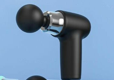 毎日のコンディションを整える、本格ボディケア。 【軽量＆静音設計 電動マッサージガン / ブラック】 スポーツ後のパフォーマンスケアや、長時間のデスクワーク後のリフレッシュに。スタイリッシュな「ブラック」カラーのボディケアアイテムです。 ただ強く叩くだけではなく、「心地よいリラクゼーション」を目的としたスマートなマッサージガン。ワンタッチで低速から高速までスムーズに振動スピードを調節でき、その日の体調やお好みに合わせたケアが可能です。本体重量はわずか0.5kgと非常に軽量。体の部位に合わせて交換できる「4種類のアタッチメント」が付属しており、肩や腰、脚など、ピンポイントで的確なアプローチを実現します。 製品の優れた特徴 1. 4種類の専用アタッチメント 部位や筋肉の大きさに合わせてヘッドを交換可能。全身のあらゆるポイントに最適な刺激を届けます。 2. わずか0.5kgの軽量・低騒音設計 手首に負担をかけない軽量ボディと、周囲を気にせず使える静音モーターを採用。ご自宅でも快適です。 3. 直感的なワンタッチ振動調節 複雑な操作は不要。ボタン一つで優しい振動から力強いアプローチまで、シームレスに変更できます。 4. 便利なUSB Type-C充電 汎用性の高いType-Cケーブルを採用。どこでも手軽に充電でき、コードレスで場所を選ばず使用可能です。 【製品仕様】 商品名電動マッサージガン カラーブラック 重量0.5kg（軽量設計） 主な材質ABS / シリコン 電源仕様USB充電式（Type-C） / コードレス対応 パッケージ内容本体、アタッチメント4種類、USB(Type-C)ケーブル、取扱説明書 ■ プライバシー保護を徹底しています パーソナルケア用品ですので、発送時の伝票には内容が分からないよう配慮した名称（PC部品、雑貨等）を記載。外から中身が一切見えない専用の無地梱包にて、お客様のプライバシーを厳守して発送いたします。 【関連キーワード】 マッサージガン, 電動マッサージャー, ブラック, ボディケア, アスリートケア, リフレッシュ, USB充電式, Type-C, 軽量, 0.5kg, アタッチメント4種, 静音, 肩, 腰, 足, パフォーマンス, 筋膜リリース, 雑貨, 日用品【軽量0.5kg】電動マッサージガン ブラック 1. 4種類のアタッチメントで全身ケア 部位に合わせてヘッドを交換可能。スポーツ後のパフォーマンスケアや、毎日のリフレッシュに最適な心地よい刺激を届けます。 2. わずか0.5kg！軽量＆低騒音設計 手首に負担をかけない軽量ボディ。周囲を気にせず使える静音モーターを採用しているため、ご自宅でも快適にお使いいただけます。 3. ワンタッチ調節＆便利なType-C充電 ボタン一つで好みの振動スピードに直感的に調節可能。汎用性の高いUSB Type-C充電式で、コードレスで場所を選ばず使えます。 【製品仕様】 ・商品名：電動マッサージガン ・カラー：ブラック ・重量：0.5kg ・材質：ABS、シリコン ・電源：USB充電式（Type-C） ・付属品：本体、ヘッド4種、ケーブル、説明書 ■ 徹底したプライバシー梱包 伝票には「内容が分からない名称（PC部品、雑貨等）」を記載し、中身が完全に透けない梱包でプライバシーを厳守して発送いたします。 【関連キーワード】 マッサージガン, ブラック, ボディケア, アスリートケア, リフレッシュ, USB充電, 軽量, 4種アタッチメント, 静音, 肩, 腰, 筋膜リリース, 雑貨