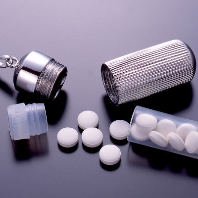 救急薬、常備薬などを常時携帯するためのキーホルダーですまだまだたくさんの商品がございます！当社ページはこちらです⇒【規格】ヘッド(ケース本体)1個（直径20×高さ50mm真鍮／ロジウムメッキ）、カプセル1個（直径14×高さ40mm ポリプロピレン）[サイズ]約11cm[重量]約42.5g[金具]ニッケル[付属品]専用巾着袋[個装サイズ]縦13.8×横8.5×高さ3.0（cm）/47.5（g）