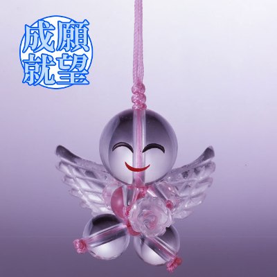 HAPPY(ハッピー)＆LUCKY(ラッキー)を運んで来る、かわいい天使(Angel)のストラップ神様のメッセンジャー＜天使＞天使（Angel)は、ヘブライ語の聖書をギリシャ語に訳した【Angelos＝使者・伝令】という言葉が語源であるといわれています。神様からのメッセージを伝える使者として創造されたようです。また、「清らか・純白」など善性を象徴するという言い伝えもあります。まだまだたくさんの商品がございます！当社ページはこちらをクリック！【規格】白水晶1個（14mm珠 顔）、2個（18×9mm 羽根）、1個（7×6mm バラ）、2個（8mm珠）、2個（6mm珠）、1個（4mm珠）[サイズ]約9.5cm[重量]約10g[中糸]ポリエステル[付属品]専用巾着袋、ハッピー・幸運カード[個装サイズ]縦13.8×横8.5×高さ1.5（cm）／15.0（g）
