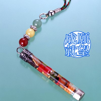 南アンデス地方に伝わる“幸せのお守り”『グアルダ』のラッキーアイテムウワイルーロ……愛情運と金運コントラの根……悪意を遠ざけるピリピリの根……運勢を上向きに導くひまわりの種……安息をもたらす馬蹄………………旅の交通の安全黄鉄鋼……………財運ローズクォーツ…愛情運グアルダは古代インカの時代から南米アンデス地方に伝わる幸せのお守りです。幸せを呼び、凶運を遠ざけることを祈って祭壇に供えた品物をミニチュア容器に封じ込めて持ち歩くようになったのが始まりとされています。ペルーでは大事なことを行う時、旅に出る時、兵士が戦場に行く時－など、このお守りをかならず身につけるとされています。【規格】グアルダ1個（約65×8mm ラッキーアイテム入ガラスチューブ）、赤メノウ1個（8mm珠）、アベンチュリン1個（8mm珠）、イエローオニキス1個（8mm珠）、ビーズパーツ2個（8×3mm 真鍮）[サイズ]約21cm[重量]約12g[中糸]ステンレスワイヤー[付属品]専用巾着袋[個装サイズ]縦13.8×横8.5×高さ1.5（cm）／17.0（g）