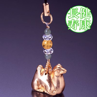 のんびり「ラクダ(楽だ)」 癒しのストラップラクダは聖書に登場する動物のひとつとして神によって創られ、古代より人間のために尽くす重要な役割を果たしてきました。「楽だ」をもじったラクダのストラップです。気分をほぐし人生そのものを楽しませてくれます。精神的にも肉体的にも「楽だ」といえる日々に導いてくれます。砂漠のオアシスを行きかうラクダの隊商。童謡「月の砂漠」でおなじみのラクダはゆったりと動く砂漠の舟として中近東で重宝されてきました。背中にコブがあり酷暑や乾燥に強く、水なしで何日も生きのびる生命力は驚嘆に値します。穏やかでのんびりとした雰囲気の外観からラクダはストレスを感じることが多い人をホッとさせリラックスさせてくれます。【規格】ラクダパーツ1個（20×20mm 真鍮）、白水晶2個（6×3mm/カット）、爆裂黄水晶1個（6mm珠）、アベンチュリン2個（4mm珠）、銅玉12個（2mm珠）[サイズ]約10cm[重量]約20g[中糸]ステンレスワイヤー[付属品]専用巾着袋[個装サイズ]縦13.8×横8.5×高さ1.5（cm）／25.0（g）