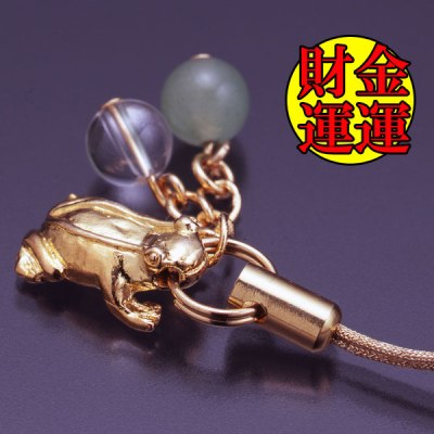 黄金カエル×パワーストーン【蛙（カエル）】日本では『蛙』そのものより「かえる」という言葉の語呂から、交通安全や縁起ものとして人気があります。例えば「人を迎える」「無事に帰る」「お金が返る」「災いを変える」「若返る」など言葉の中に「かえる」が入っています。また、蛙は卵をたくさん産むことから子孫繁栄の象徴にもなっているようです。そして中国でも裏庭に蛙が住んでいると危険や悪運から守ってくれるといわれているそうです。【白水晶】邪気祓い・願望成就【アベンチュリン】ストレス緩和・洞察力【規格】蛙パーツ1個（14mm 真鍮）、白水晶1個（6mm珠）、アベンチュリン1個（6mm珠）[サイズ]約7cm[重量]約4g[付属品]専用巾着袋[個装サイズ]縦10.0×横6.0×高さ1.0（cm）／7.0（g）