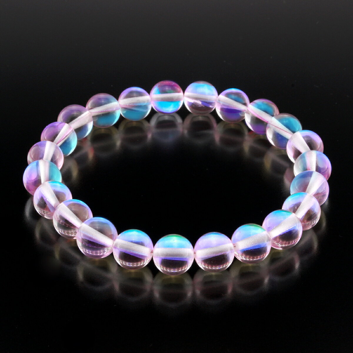 「ハッピー・幸運カード」付きPurple Luna Flash Design Braceletパープルに浮かび上がる幻想的な「虹色」の輝き永遠に幸運をもたらすネックレス・虹色の輝きは「幸運」を招くといわれています【ルナフラッシュ】ガラスの内側にオーラ素材のフィルムを挟み込む、特殊加工を施した新素材のガラスビーズです。フィルムがガラスの内側に貼られているので、色褪せることなくいつまでも美しい輝きが続きます。【規格】パープルルナフラッシュ（8mm珠）[サイズ]約17cm（内周）[重量]約18g[中糸]ポリウレタンゴム[付属品]専用巾着袋、ハッピー・幸運カード[個装サイズ]縦15.8×横10.0×高さ2.0（cm）／28（g）【注意事項】※ブレスレットの長さに合わせて珠の数を調整するため、表示画像の珠の数とは異なる場合があります。