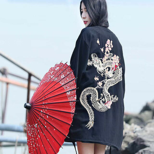 【昇龍と桜 刺繍】昇竜 ドラゴン ポケット付き さくら雅 和柄 ハッピ和装 カーディガン半纏 浴衣 着物 です。はっぴスタイル★★★こちらは龍と桜の【日本の龍】をイメージした刺繍の法被です。激しい龍と儚く美しい桜の相反する姿がなんともいえない情緒を醸し出しております。長半纏・半天・袢天・法被・半被　鯉 お祭り衣装、大祭、祭禮、神輿、イベント祭り半纏・踊り法被(ハッピ)法被(はっぴ) 祭り 半纏(はんてん) 祭り法被 大人 綿 大人半纏(ハンテン)コスプレ 仮装 浴衣 着雅 和柄 ハッピ和装 カーディガン半纏 浴衣 着物 です。はっぴスタイル古風和柄を入れることで粋を演出し、はっぴを着る楽しみ、遊びごころを大切にしています。和のモチーフを使いながらも配色やパターンは和装らしからぬ大胆さで『法被であって、法被でない』新しい法被の形を展開。日本伝統の法被（はっぴ）・半纏（はんてん）をイメージしたカーディガンで、半纏風にミディアム丈に設定し、フロントにボタンなしのデザインでガウンのような雰囲気も。【レディース】 【メンズ】 よさこい コスチューム 　衣装 ユニフォーム 男性　女性 祭りインパクト抜群の法被です！目立つの間違えなしのお洒落アイテムとなります！女性でも男性でも使用可能なフリーサイズ！ちょっと大きめなのでショートパンツ等と合わせて使用可能【日本のトラディショルファッション】法被らしいたっぷりとした袖丈を生かし、ジェンダーレスでありグローバルなサイズレスの魅力を持ち合わせています。浴衣シーンやタウンユースに取り入れることも可能です。海外の方にとっても新しい日本のトラディショルファッションとしてのこだわりが感じられます。和装の法被をモダンなさっと羽織れるカーディガン風にアレンジしたファッションアイテムです。お祭り よさこい 半纏 ソーラン節 太鼓衣装 がお好きな方に☆もちろん町内会や神社等でのお祭り、中学校・高等学校・大学での体育祭・文化祭・学園祭等、会社や各種団体でのイベントでもご利用頂けます。大切な人へのギフト用としても【サイズ】着丈約74cm　肩幅約50cm　身幅約56cm　袖丈約36cm素材:ポリエステル●PCモニターの色彩具合などにより、色の見え方に違いがある場合がございます。●平置き・メジャー採寸ですので若干の誤差が生じる場合がございます。品質上の問題ではございませんので、こちらの件をご理解頂いた上でのご注文をお願い申し上げます●色違い、商品違い、大きな欠陥の場合は、到着後3日以内に連絡下さい 。●色やサイズがお気に召さないなどの交換、イメージと違った等による返品は未開封の商品でもお受け出来ません。●主に輸入商品を取り扱っており、サイズが小さめに作られている事が多いので、表示寸法をよく確認して注文ください。