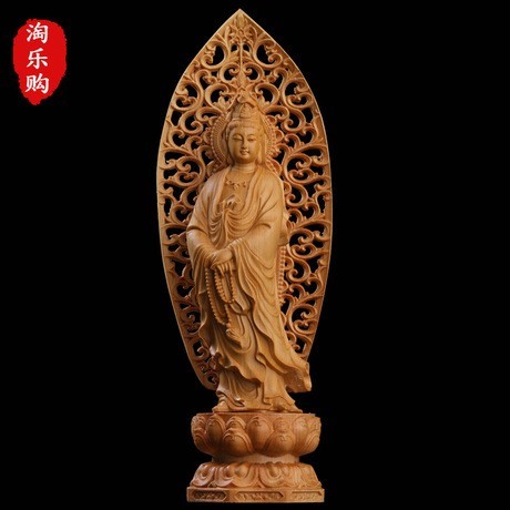 透かし背景 数珠 観音像 観音菩薩 立像 木彫り 仏像 置物 仏壇仏像 高級天然ツゲ木彫り 透かし彫り唐草光背 風水 置物製品材質：ツゲ（別名：イヌゴマ)本体　縦約23cm 横約7cm 重さ約270g付属品　縦約22cm 横約10cm 重さ約30g　全長 約27cm専用の化粧箱にお納めしてお届けいたします。幅広いご利益をもたらす守護本尊。仏壇用のご本尊・厄除けのお守りとして、また趣きあるインテリアとして、日々の暮らしの中でお楽しみ頂けるサイズとなります。観音菩薩は「観音さま」と呼ばれ、昔から広く民衆に親しまれています。「観音経」の中で観音菩薩は施無畏者であると言われていて、一切の衆生(しゅじょう)を救ってくれる現世利益の仏様です。観音菩薩は日本人にとって一番なじみ深い仏様といって良いかもしれません。「わらしべ長者」のような、古来より伝承される昔話などにも観音様が出てくるものが実に数多くあります。それだけ庶民の心と生活に深く根付いているという事でしょう。こちらの観音菩薩像は見事な光背をあしらった立像となっています。光背の精緻な透かし彫りが実に美しく、温和で慈悲深い観音様の表情も心に安寧をもたらしてくれます。材料には中国湖北省の高山地帯で採れる高級ツゲ材を使用しています。これに熟練の職人が細工の一つ一つ丁寧に手作業で仕上げています。※天然のツゲ材を使用し、手作業で制作しております。その為木目や細かい部分の仕上げに個体差がございます事を予めご了承ください。