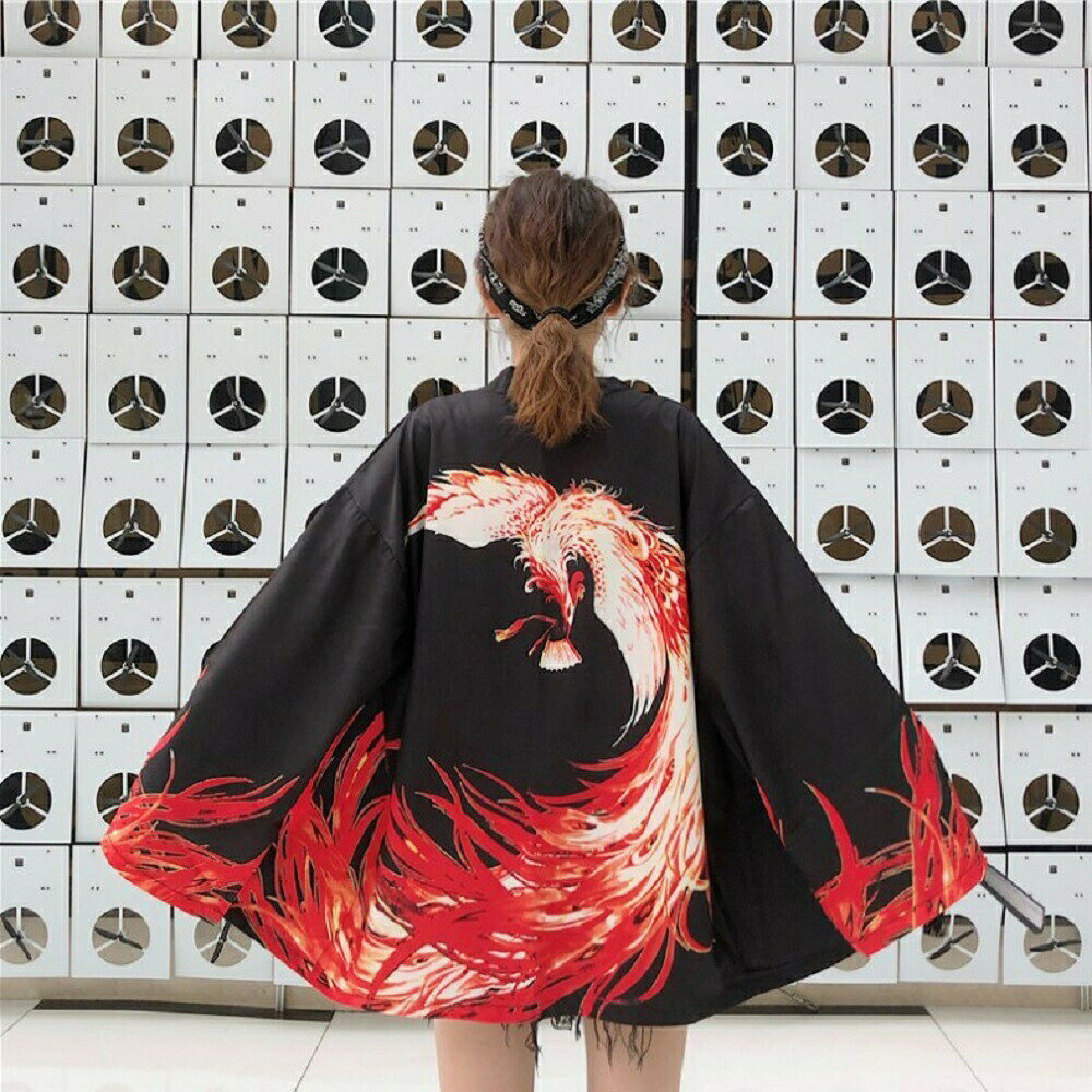 【鳳凰の法被】伝統美を現代に伝える、華麗なる一着日本の象徴ともいえる「鳳凰」が見事に施された法被は、伝統的な和装の美しさを現代に甦らせた逸品です。鳳凰は「不死」「繁栄」「再生」の象徴として知られ、着る者に力強いエネルギーと幸運をもたらすとされています。そのため、特別なイベントや祭り、パフォーマンスなどで注目を集めること間違いなしです。【デザインの特徴】 羽を広げた姿が豪華で、視覚的にもインパクトがあります。その美しい様は、伝統的な和装と現代的なデザインセンスを融合させ、どんなシーンでも華やかさを引き立てます。【着心地】 この法被は、着心地が非常に良いのが特徴です。通気性が良く夏の暑い日でも快適に過ごせます。【サイズとフィット感】 法被はゆったりめのシルエットなので、動きやすさと快適さを重視しております。大きめなサイズの為男性、女性問わずお使い頂けます。【多用途な着こなし】 祭りやイベントに最適: お祭りや舞台衣装、パフォーマンスでの着用にぴったり。華やかな刺繍が注目を集め、あなたの存在感を引き立てます。 特別な日にも: 結婚式や成人式、記念日などの特別なシーンでも着ることができ、日常から少し離れた特別な気分を味わえます。和の美を取り入れた現代的なスタイルは、他の人とは違う個性を演出します。【贈り物としても最適】 鳳凰の法被は、大切な人へのプレゼントにも最適です。和装に興味のある方への贈り物として、またはお祭りや特別なイベントに向けたギフトとしても喜ばれる一品です。特に、新年やお祝いの席で贈ると、その意味深いデザインとともに、受け取る方の心に残ります。【おすすめの着用シーン】 ・地域のお祭りや神社の祭典 ・日本文化を重んじたイベントやパフォーマンス ・特別な日の晴れ着や記念日のコーディネート【仕様】サイズ 着丈約78cm 身幅約70cm 肩幅約59cm 袖丈約38.5cm ※平置き採寸です。許容範囲誤差3cm素材 ポリエステル【お手入れ方法】 手洗いまたはドライクリーニングをお勧めします。繊細な刺繍部分を長持ちさせるために、洗濯ネットの使用を推奨します
