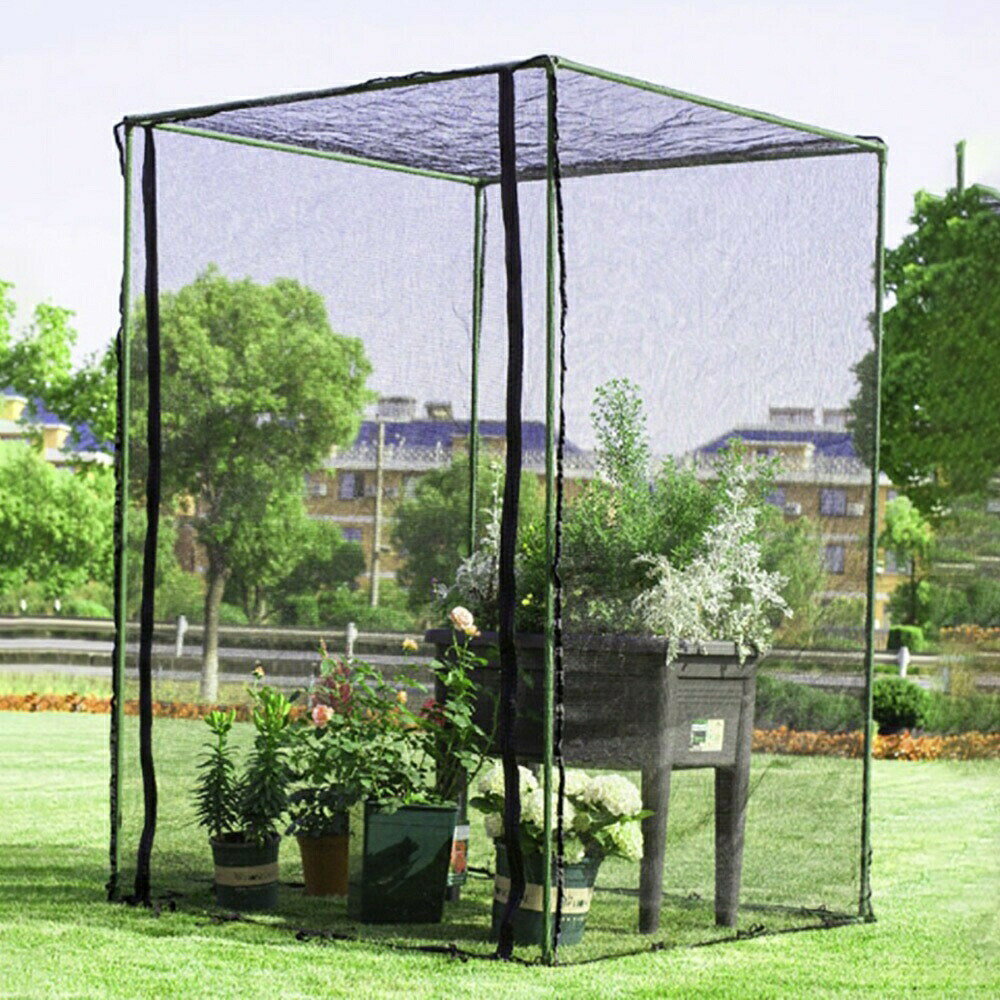 鳥よけネット 畑 ネット 3m×30m ブラック バードネット 長さカット 可能 防鳥ネット カラス対策サイズ約3m×約30m極細タイプ※極細タイプとなりますので用途に合わせてご使用ください網目は約2cm〜3cm程です。引っ張りによってはもう少し伸びますカラーブラック素材ナイロンなので耐久性抜群＊注意＊・被害を100%防ぐ物では無いのでご了承ください・本商品は捕獲用ではございません。鳥獣保護管理法があり野生鳥獣や鳥類の卵の捕獲や殺傷、採取などが原則として認められていませんので予めご理解の上ご購入下さい。・捕獲や駆除する際には各自治体への申請が必要となります防鳥網、防鳥ネットは、カラス・スズメ・鳩などの被害を防げるように対策するためのアイテムです畑の作物はそのままでは野ざらしになってしまい、鳥によって食害が起こる場合があります。作物や果樹を覆うように防鳥網をぴんと張ることで、鳥が入り込まない・鳥がついばまないように対策が可能です防鳥網は鳥の侵入を網目によって防ぐだけでなく、鳥のくちばしが作物に届かないように防止する効果があります。防鳥網を取り入れれば、糸やテグスなどで囲いを作る手間なく、鳥対策専用の網を配置できるのが魅力です鳥、害獣によって丹精込めて育てた野菜や、ゴミ置き場があらされる等、害獣被害のお悩みを解消してくれる「鳥よけ防害獣ネット」です。ベランダ・ゴミステーション・家庭菜園、野菜ハウス、テントハウスなどにご使用ください場所に合わせて自由にカットしてお使いいただけます。鳥や害獣に網がある事を知らせるために派手な色合いのネットも多いですが、こちらは頻繁に視界に入るベランダなどにおすすめの目立ちにくい「ブラックカラー」ですハサミでカットしてご自宅のバルコニー、ベランダ、屋上に合わせてサイズ調整が容易です【仕様】カラーブラック素材ナイロンなので耐久性抜群サイズ約3m×約30m極細タイプ※極細タイプとなりますので用途に合わせてご使用ください網目は約2cm〜3cm程です。引っ張りによってはもう少し伸びます