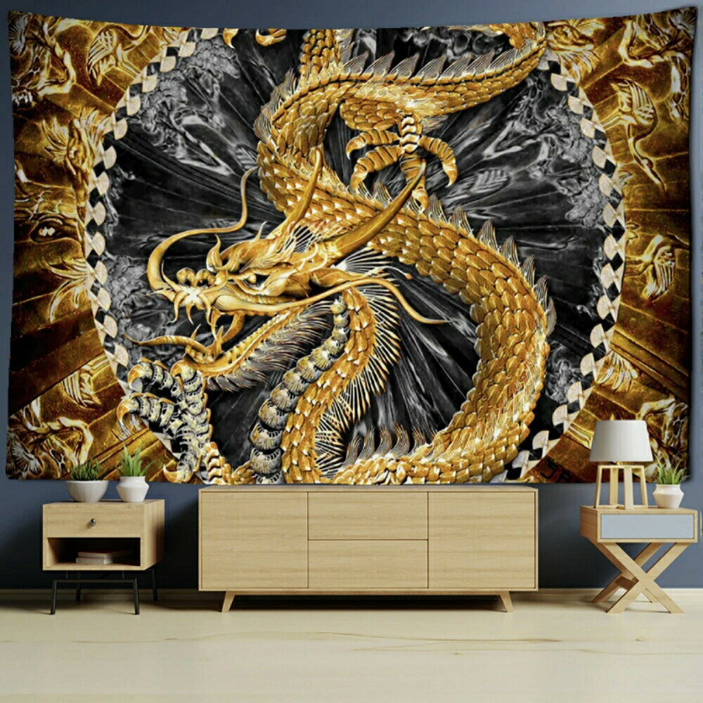 風水 タペストリー 黄金龍 ドラゴン 150×100竜 絵 ポスター 玄関サイズ縦約150cm×横約100cm重量 約150g素材 ナイロン※注意額縁等付属しておりません。【絵】のみとなりますので予めご了承下さいませ金龍の絵がプリントされたタペストリーです龍は、愛情運、財産運、金運、仕事運、出世運の分野に優れた力を発揮するといわれています龍は幸運を手に収めるおまじないで活力あふれる翔龍と共に、強運を掴みましょう風水には欠かせない、神獣である「龍」龍は、貴人を招いたり、対人関係のトラブルを防ぐ意味もあるとされています！古代では伝説とされる龍の絵です龍の絵を家内に飾ることにより、皇帝様のような強い運気を招きましょうまた龍は、東西南北の守護獣である四神獣（青龍・白虎・朱雀・玄武）の内、東の方位を護る守護獣で、全体運・総合運祈願に良いとされています開運祈願風水龍の貼り方について玄関に掛ける場合は、玄関を入った正面に掛けてください。リビングの壁に貼る場合も同じく、リビングを入った正面に貼ってください。家内全体をパワースポット化してくれると言われています！