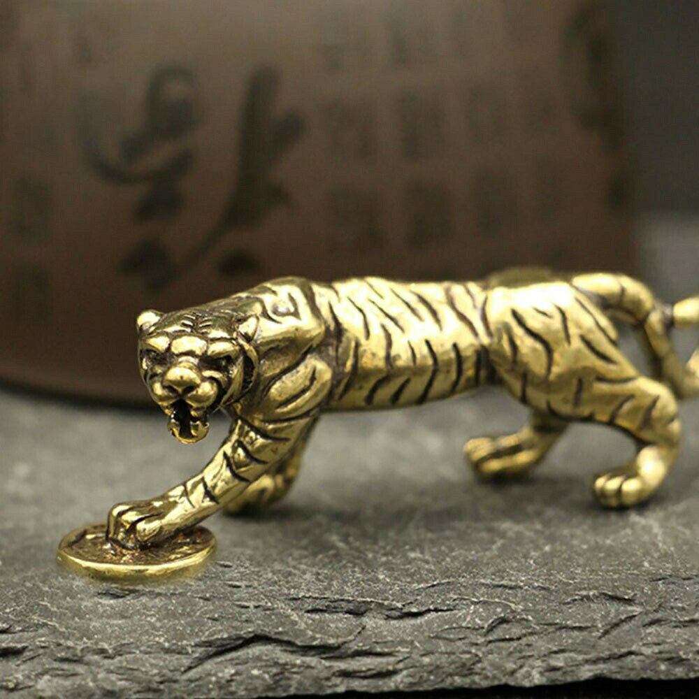 金運祈願と魔除けに飾る 金属製ミニ置物 虎・古銭踏みつけ 風水干支オブジェ インテリア 約4.5×1×1.5cm