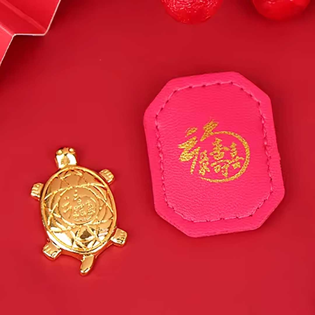 財布に入る金運お守り 亀チャーム 金属製 縦約3cm PUレザー袋付き 風水・縁起物・贈り物