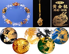 ★力強い龍のブレスレット！★力強い龍のブレスレット！＊古来より龍は神仏の化身、守護神として拝まれていました。＊通常は海や湖に住んでおりますが、神から呼ばれるとたちどころにその姿をあらわし、 雷鳴が響き渡り、風が起こり雲が渦巻く中をものすごい勢いで天に昇っていくそうです。 その迫力から人々に龍盛運をもたらすとされ、魔除け・厄除けの効果があると言われています。【サイズ・容量】現品サイズ【規格】＜材質＞ブレスレット 白水晶：8mm珠×10個、6×3mm（カット）×10個 黄水晶：8×4mm（カット）×10個 赤メノウ・青メノウ・緑メノウ・オニキス・シャコ貝：10mm珠各1個根付 龍パーツ：40x17mm×1個、真鍮・ラインストーン 白水晶：16mm珠×1個付属品：収納ポーチ、黄金龍お守り◇白水晶・・・・・願望成就学・邪気払い◇黄水晶・・・・・金運財運・繁栄富貴◇赤メノウ・・健康長寿・自己実現◇青メノウ・・家庭円満・人間関係◇緑メノウ・・慈愛の心・家庭円満◇オニキス・・邪気払い・意志力強化◇シャコ貝・・吉祥縁起・金運財運