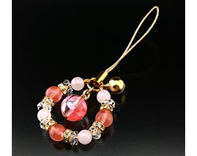 ★サクラ、サクラ春色根付！★サクラ、サクラ春色根付！＊淡い色合いのやさしい雰囲気が漂うストラップ。＊春を感じる、誰もが美しいと思う桜。＊桜を手彫したモチーフがパット華やかに・・・・＊気持ちも軽やかに、心も洗われそうです。【サイズ・容量】現品サイズ【規格】＜材質＞白水晶：12mm珠（桜手彫仕上）×1個、6×3mm（カット）×6個ローズクォーツ：6mm珠×4個チェリークォーツ：8mm珠×3個ロンデル：6×3mm×6個（真鍮・ロンデル）鈴：8mm×1個（鉄）付属品：専用巾着袋