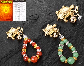 ★人気のある縁起亀のストラップ！★人気のある縁起亀のストラップ！＊亀は無病息災や長寿を、もたらしてくれる象徴とされています。 又、運を招き幸福をもたらしてくれると言われています。◇赤メノウ・・・・・・・・・長寿祈願・健康運（元気パワーの色）◇アベンチュリン・・・・ストレス緩和・洞察力（癒しパワーの色）【サイズ・容量】現品サイズ【規格】＜材質＞亀パーツ：25x19mm×1個（真鍮）白水晶：6mm珠（128面カット）×1個、6x3mm（カット）×4個黄水晶：6x3mm（カット）×5個赤メノウ・アベンチュリン：10mm珠×1個、8mm珠×2個、6mm珠×6個鈴×1個（鉄）＜タイプ＞赤メノウ、アベンチュリン付属品：専用巾着袋、大開運招福カード