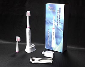★プラチナナノ粒子を練り込み加工した日本製電動歯ブラシ★世界初 触媒化学による最新テクノロジーで最高級の白金（プラチナ）ナノ粒子をブラシ部に練り込み加工した日本製電動歯ブラシ。 プラチナナノ粒子は磨いても外れません。＊歯みがき時間の目安がわかる「歯みがき時間ナビタイマー」搭載。 電源を入れてから、30秒ごとに短い振動で一時停止し、歯みがき時間の経過をお知らせ。 1回2分で自動的に電源がきれます。＊充電時期を光でお知らせ 電池残量が減ってくると、「充電お知らせランプ」が点滅し、充電時期をお知らせ。 電池の残量がわかりやすい。【サイズ・容量】現品サイズ【規格】＜材質＞本体：ABS、TPR、POM毛：ナイロン 毛の硬さ：ふつう充電時間：約6～8時間、フル充電で約20回（1回2分モード使用で40分使用可能）＜セット内容＞本体、替えブラシ1本、ブラシスタンド、USB充電器ACアダプター、USBケーブル