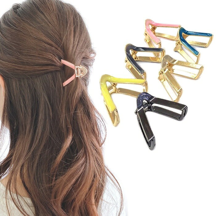 ポップなカラーリングがかわいい三角ヘアクリップミニサイズで可愛らしいバンスクリップです。可愛らしい色合いでコーディネートのワンポイントにピッタリです。力強く挟むのでまとめ髪もしっかりとまります。【素材】合金【カラー】シルバーグレーゴールドピンクイエローブルー【サイズ】縦：約3.3cm横：約3.8cm※サイズは手作業での計測の為、多少のバラつきが生じます事ご了承ください。※お使いのモニター環境により、画像と実際の色合いが異なる場合がございます。※海外製品の為、細部の仕様が実際の商品と異なる場合がございます。また、接着剤のはみだし、色ムラ等がある場合がございますので予めご了承ください。