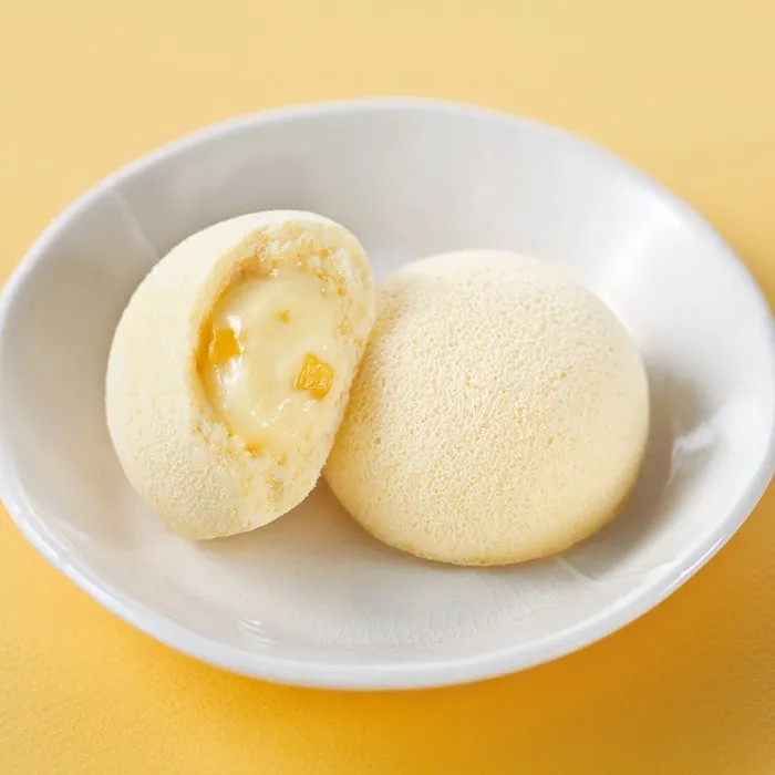 ふんわり蒸しカステラと、とろけるクリーム。ひと口で広がる、しあわせの味わいふっくらやわらかな蒸しカステラで、まろやかでクリーミーなクリームを包み込んだ「あさひ製菓」の「月でひろった卵」。ふんわりとしたカステラのやさしい甘みと、なめらかでコクのあるクリームが絶妙に重なり、ひと口ごとにやさしい美味しさが広がります。どこか懐かしさを感じる味わいで、おやつやティータイムにもぴったり。 ほっとひと息つきたい時間に、しあわせなひとときを届けてくれるお菓子です。■内容量：43g ※8種類のデザインがランダムで出荷されます。■アレルギー：卵・乳・小麦■保存方法：常温■賞味期限：お届け時点で27日以上■サイズ：120×100×35mm（パッケージサイズ）■JANコード：4958930028211原材料費等の高騰に伴い、2026年9月1日（火）10時より価格改定を実施いたします。 一般小売価格は、280円（税込）へ変更となります。販売期間：～2027年1月末予定 商品終売や変更につきましては、1か月前にメルマガおよび新着情報にてご案内いたします。 ※やむを得ない事情により、事前のご案内なしで終売・変更となる場合もございます。あらかじめご了承ください。