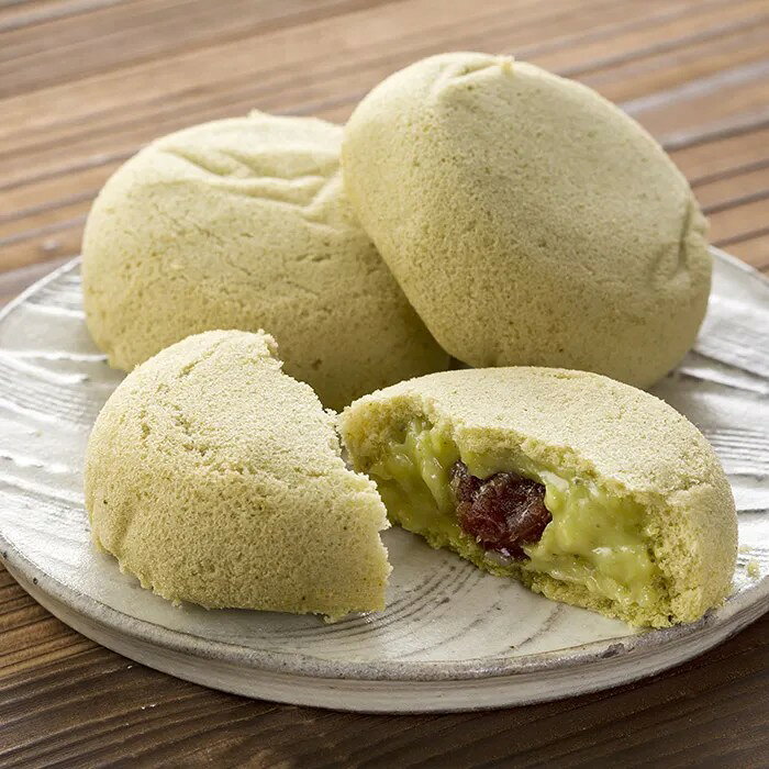 香り高い小野茶と北海道産小豆の味わい。ふんわり生地で包んだ、上品な和の「月でひろった卵」山口県宇部市で育てられた、香り高くコクのある「小野茶」をたっぷり使用した「月でひろった卵」の小野茶味。ふんわりやわらかな生地と、なめらかなクリームの両方に小野茶を練り込み、豊かな香りと深い味わいを引き立てました。中には北海道産小豆の粒あんを合わせ、小野茶のほろ苦さと香りに、小豆のやさしい甘みが絶妙に重なります。 お茶の風味をしっかり楽しめる、和の趣を感じる一品です。■内容量：43g ※5種類のデザインがランダムで出荷されます。■アレルギー：卵・乳・小麦■保存方法：常温■賞味期限：お届け時点で27日以上■サイズ：100×120×35mm（パッケージサイズ）■JANコード：4958930013880原材料費等の高騰に伴い、2026年9月1日（火）10時より価格改定を実施いたします。 一般小売価格は、280円（税込）へ変更となります。販売期間：～2027年1月末予定 商品終売や変更につきましては、1か月前にメルマガおよび新着情報にてご案内いたします。 ※やむを得ない事情により、事前のご案内なしで終売・変更となる場合もございます。あらかじめご了承ください。