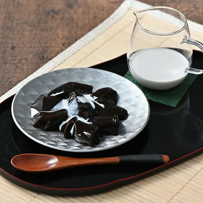 香ばしいほうじ茶の風味ともっちり食感を楽しむ、上品なわらび餅。ほうじ茶の上品な香りともっちりとした食感が魅力の「もっちりわらび餅 ほうじ茶」。香ばしく奥深い風味のほうじ茶を合わせ、なめらかで弾力のある食感に仕上げました。 ひと口味わうと、ほうじ茶ならではの豊かな香りが広がり、わらび餅のやさしい甘みと絶妙に調和します。そのままでも美味しくお召し上がりいただけますが、ご自宅ではミルクをかけることで、ほうじ茶ラテのようなまろやかな味わいも楽しめます。 和の趣とアレンジの楽しさを兼ね備えた、こだわりの和スイーツです。■内容量：1個■保存方法：常温■賞味期限：お届け時点で60日以上■サイズ：73×73×30mm（パッケージサイズ）■JANコード：4933203976000販売期間：～2027年1月末予定 商品終売や変更につきましては、1か月前にメルマガおよび新着情報にてご案内いたします。 ※やむを得ない事情により、事前のご案内なしで終売・変更となる場合もございます。あらかじめご了承ください。