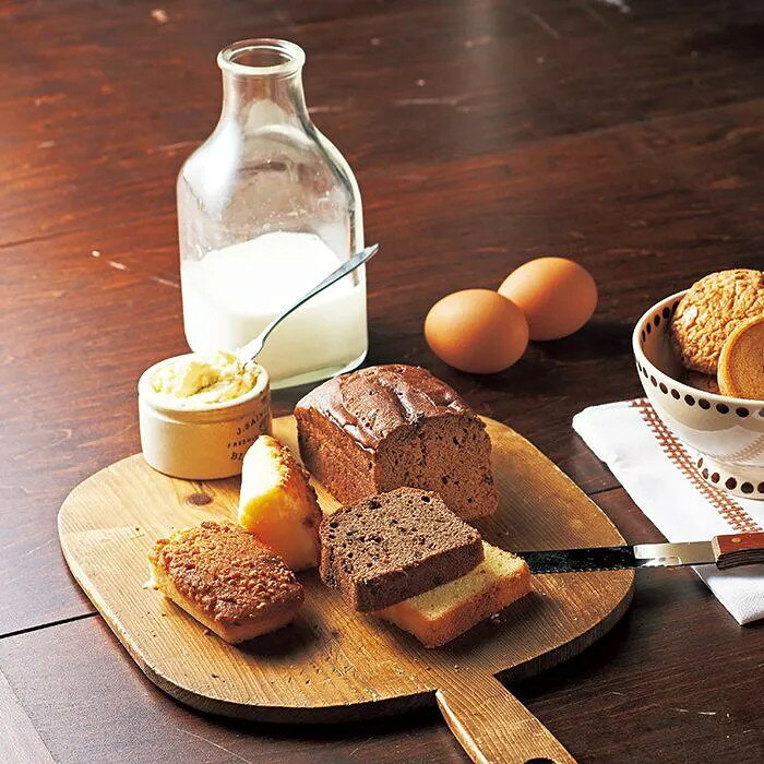 有精卵のコクと濃厚チーズの味わい。しっとりなめらかなスティックチーズケーキ有精卵をたっぷり使用し、素材の味わいを大切に仕上げた、深川カントリーファームこだわりのスティックチーズケーキ。卵の豊かなコクを活かした生地に、チーズの濃厚な旨みとまろやかな風味を合わせ、しっとりとなめらかな食感に焼き上げました。ひと口味わうと、チーズの深いコクと卵のやさしい味わいが口いっぱいに広がり、満足感のある美味しさを楽しめます。 食べやすいスティックタイプで、毎日のおやつやくつろぎの時間にもおすすめです。■内容量：77g■アレルギー：卵・乳・小麦■保存方法：常温■賞味期限：お届け時点で40日以上■サイズ：85×185×45mm（パッケージサイズ）■JANコード：4908648400243原材料費等の高騰に伴い、2026年9月1日（火）10時より価格改定を実施いたします。 一般小売価格は、291円（税込）へ変更となります。販売期間：～2027年1月末予定 商品終売や変更につきましては、1か月前にメルマガおよび新着情報にてご案内いたします。 ※やむを得ない事情により、事前のご案内なしで終売・変更となる場合もございます。あらかじめご了承ください。