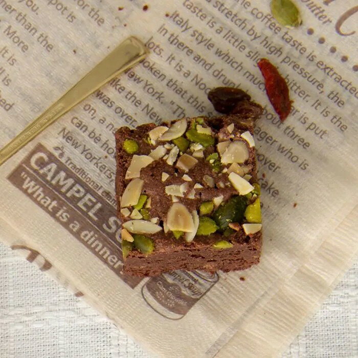 濃厚チョコに、ピスタチオとアーモンドの香ばしさ。サクッと食感が楽しい贅沢ブラウニーしっとり濃厚なチョコレート生地に、スライスアーモンドとピスタチオを贅沢に合わせた「ナッツとドライフルーツの贅沢ブラウニー ピスタチオ＆アーモンド」。ひと口味わうと、チョコレートのコクとナッツの香ばしい風味が広がり、アーモンドとピスタチオのサクッと軽やかな食感がアクセントに。 しっとりとしたブラウニー生地と香ばしいナッツの組み合わせが絶妙で、ほどよい食感のコントラストも楽しめます。ナッツ好きの方にもおすすめしたい、ちょっと贅沢な味わいです。■内容量：1個■アレルギー：卵・乳・小麦■保存方法：常温■賞味期限：お届け時点で40日以上■サイズ：65×90×25mm（パッケージサイズ）■JANコード：4542511310941販売期間：～2027年1月末予定 商品終売や変更につきましては、1か月前にメルマガおよび新着情報にてご案内いたします。 ※やむを得ない事情により、事前のご案内なしで終売・変更となる場合もございます。あらかじめご了承ください。