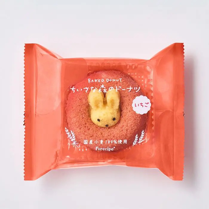 小さな森からうさぎがこんにちは。甘酸っぱいいちごを楽しむ、かわいい焼きドーナツいちご味のドーナツの真ん中から、小さな森のうさぎがひょっこり顔をのぞかせる、愛らしい「ちいさな森のドーナツ うさぎイチゴ」。 思わず笑顔になるかわいらしい姿が、いつものおやつ時間を楽しく彩ります。生地にはアーモンドプードルを練り込み、しっとりとした食感と香ばしい風味に焼き上げました。 いちごの甘酸っぱく華やかな味わいに、アーモンドの香ばしさが重なり、やさしい甘さの中にも豊かな風味を楽しめます。食べてしまうのが惜しくなるほどかわいらしい見た目ですが、ひと口味わえば、しっとりとした口当たりといちごの美味しさが広がり、思わずもうひとつ食べたくなる味わい。 お子さまのおやつにはもちろん、コーヒーや紅茶と合わせたティータイムにもおすすめです。小さな森の物語を感じさせるうさぎのドーナツは、見た目にも楽しめる一品。 ご自宅でのおやつにはもちろん、ちょっとした贈り物やプチギフトにもぴったりです。■内容量：1個■アレルギー：卵・乳・小麦■保存方法：常温■賞味期限：お届け時点で50日以上■サイズ：140×115×35mm（パッケージサイズ）■JANコード：4542511366610※こちらの商品は単品商品となります。ラッピング、熨斗等は不可となりますのでご了承ください。