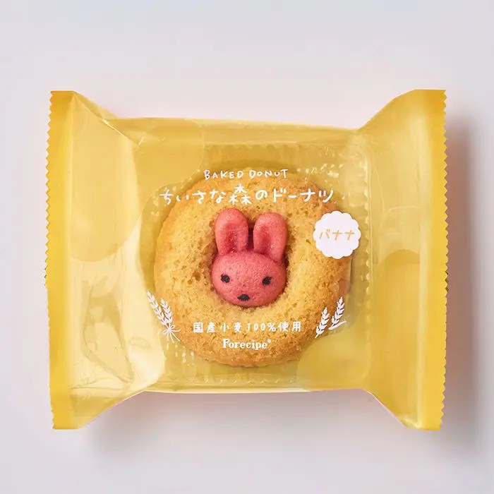 小さな森からうさぎがひょっこり。まろやかなバナナ香る、しっとり焼きドーナツドーナツの真ん中から、小さな森のうさぎが愛らしく顔をのぞかせる「ちいさな森のドーナツ うさぎバナナ」。 思わず笑顔になるかわいらしい姿が、いつものおやつ時間を楽しく彩ります。生地にはアーモンドプードルを練り込み、しっとりとした食感と香ばしい風味に焼き上げました。 バナナのまろやかな甘みと豊かな香りに、アーモンドの香ばしさが重なり、やさしくコクのある味わいに仕上げています。食べてしまうのが惜しくなるほどかわいらしい見た目ですが、ひと口味わえば、しっとりとした口当たりとバナナのやさしい甘さが広がり、思わずもうひとつ食べたくなる美味しさ。 お子さまのおやつにはもちろん、コーヒーや紅茶と合わせたティータイムにもおすすめです。小さな森の物語を感じさせる愛らしいうさぎのドーナツは、見た目にも味わいにも楽しさが詰まった一品。 ご自宅でのおやつにはもちろん、ちょっとした贈り物やプチギフトにもぴったりです。■内容量：1個■アレルギー：卵・乳・小麦■保存方法：常温■賞味期限：お届け時点で50日以上■サイズ：140×115×35mm（パッケージサイズ）■JANコード：4542511366627※こちらの商品は単品商品となります。ラッピング、熨斗等は不可となりますのでご了承ください。