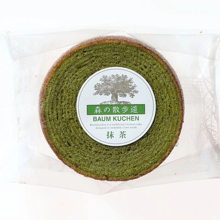 抹茶の豊かな香りと、しっとり食感を楽しむ可愛らしいバウムクーヘン。抹茶の豊かな香りと、しっとりとした食感が楽しめる「森の散歩道 抹茶バウムクーヘン」。丁寧に焼き上げた生地に抹茶の風味を閉じ込め、ほろ苦さとやさしい甘みが調和した上品な味わいに仕上げました。 ひと口ごとに広がる抹茶の香りと、なめらかな口当たりが魅力です。食べ切りやすいサイズ感と可愛らしい見た目もポイント。 毎日のおやつや、ちょっとした休息時間のお供にもおすすめの焼き菓子です。■内容量：42g■アレルギー：卵・乳・小麦■保存方法：常温■賞味期限：お届け時点で60日以上■サイズ：115×73×30mm（パッケージサイズ）■JANコード：4945204320300原材料費等の高騰に伴い、2026年9月1日（火）10時より価格改定を実施いたします。 一般小売価格は、259円（税込）へ変更となります。販売期間：～2027年1月末予定 商品終売や変更につきましては、1か月前にメルマガおよび新着情報にてご案内いたします。 ※やむを得ない事情により、事前のご案内なしで終売・変更となる場合もございます。あらかじめご了承ください。