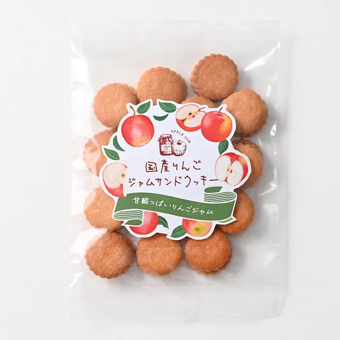国産りんごのやさしい甘みと塩気が調和した、素朴なジャムサンドクッキー。国産りんごを使用したジャムをサンドした、素朴でやさしい味わいのジャムサンドクッキー。ほんのり塩気のある香ばしいクラッカー生地に、りんごの自然な甘みと爽やかな風味が広がるジャムを合わせました。 甘さと塩気の絶妙なバランスがクセになる、どこか懐かしい味わいが魅力です。ミニサイズで食べやすく、ひと口ごとに楽しめる軽やかな食感もポイント。 素朴ながらも後を引く美味しさで、ついついもう一枚食べたくなる焼き菓子です。■内容量：80g■アレルギー：乳・小麦■保存方法：常温■賞味期限：お届け時点で60日以上■サイズ：135×195×15mm（パッケージサイズ）■JANコード：4542511349194原材料費等の高騰に伴い、2026年9月1日（火）10時より価格改定を実施いたします。 一般小売価格は、313円（税込）へ変更となります。販売期間：～2027年1月末予定 商品終売や変更につきましては、1か月前にメルマガおよび新着情報にてご案内いたします。 ※やむを得ない事情により、事前のご案内なしで終売・変更となる場合もございます。あらかじめご了承ください。