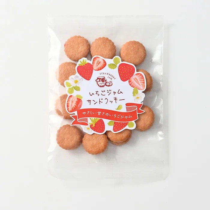 甘酸っぱいいちごジャムをサクサク香ばしいクッキーに。どこか懐かしい味わいのジャムサンドやさしい甘みのいちごジャムを、サクサクと香ばしく焼き上げたクッキーでサンドした「いちご ジャムサンドクッキー」。 ひと口味わうと、クッキーの香ばしさといちごジャムの甘酸っぱさが重なり、素朴ながらもほっとする味わいが広がります。 軽やかな食感で食べやすく、ティータイムや毎日のおやつにもぴったり。 どこか懐かしさを感じる、親しみやすい焼き菓子です。■内容量：68g■アレルギー：乳・小麦■保存方法：常温■賞味期限：お届け時点で60日以上■サイズ：135×195×15mm（パッケージサイズ）■JANコード：4542511349200原材料費等の高騰に伴い、2026年9月1日（火）10時より価格改定を実施いたします。 一般小売価格は、313円（税込）へ変更となります。販売期間：～2027年1月末予定 商品終売や変更につきましては、1か月前にメルマガおよび新着情報にてご案内いたします。 ※やむを得ない事情により、事前のご案内なしで終売・変更となる場合もございます。あらかじめご了承ください。