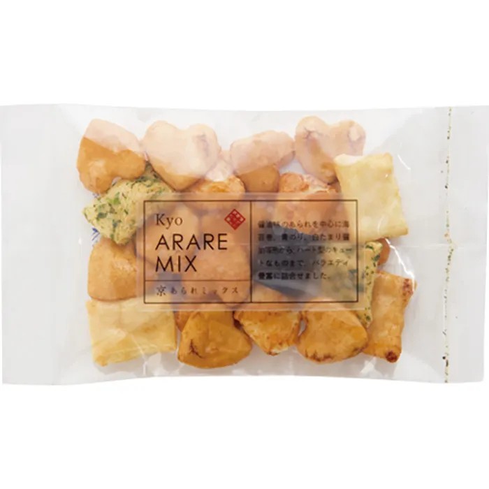 さまざまな風味と食感が楽しめる、こだわりのあられ詰合せ。香ばしい醤油味を中心に、さまざまな風味と食感を詰め合わせた「京あられミックス」。海苔巻あられ、青のり風味、白たまり醤油味など、形や味わいの異なるあられをバランスよく詰め合わせました。 ひと口ごとに広がる香ばしさと、それぞれの素材が引き立つ豊かな味わいを楽しめます。昔ながらの製法を感じる素朴な美味しさと、選ぶ楽しさが魅力の一品。 お茶請けや日々のおやつにもおすすめの、こだわりの米菓です。■内容量：21g■アレルギー：小麦■保存方法：常温■賞味期限：お届け時点で90日以上■サイズ：175×100×25mm（パッケージサイズ）■JANコード：4976822905471販売期間：～2027年1月末予定 商品終売や変更につきましては、1か月前にメルマガおよび新着情報にてご案内いたします。 ※やむを得ない事情により、事前のご案内なしで終売・変更となる場合もございます。あらかじめご了承ください。