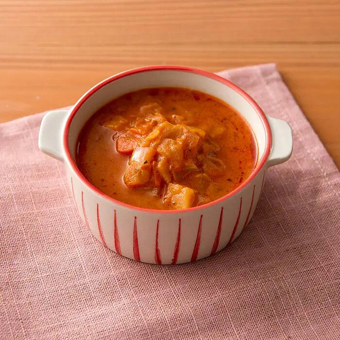 国産トマトの爽やかな旨みと野菜をたっぷり。手軽に楽しむ、具だくさんの食べるチャウダー国産トマトをベースに、野菜をたっぷり使って具だくさんに仕上げた「もぐもぐお野菜 国産トマトのチャウダー」。 トマトならではの爽やかな酸味と旨みを活かした味わいに、野菜の美味しさが重なり、ひと口ごとに豊かな風味を楽しめます。温めるだけで手軽に食卓へプラスできるのも嬉しいポイント。 朝食やランチの一品としてはもちろん、夕食にもう一品添えたいときや、忙しい日の手軽な食事にもおすすめです。 野菜をしっかり味わえる、食べ応えのある具だくさんスープです。■内容量：160g■アレルギー：小麦■保存方法：常温■賞味期限：お届け時点で180日以上■サイズ：160×110×36mm（パッケージサイズ）■JANコード：4542511307415販売期間：～2027年1月末予定 商品終売や変更につきましては、1か月前にメルマガおよび新着情報にてご案内いたします。 ※やむを得ない事情により、事前のご案内なしで終売・変更となる場合もございます。あらかじめご了承ください。