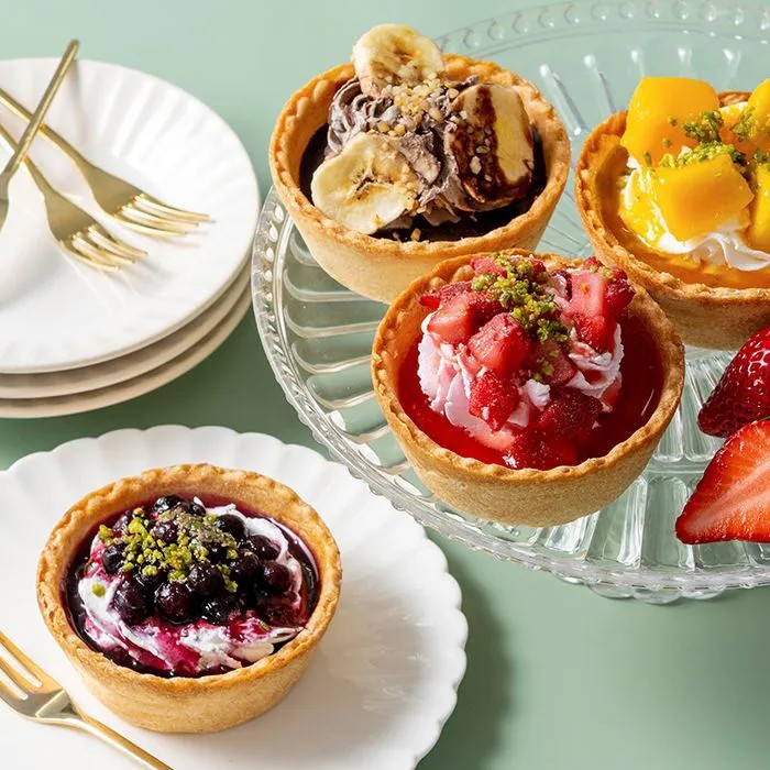 お店でパフェやケーキを食べるときの胸躍る感動を、お取り寄せやプレゼントでも感じて頂きたい。そんな想いで、タルト生地にアイスクリームを流し込み、クリームやフルーツをのせた、贅沢なアイスクリームをつくりました。ひとくちの中に交じり合う、味わいや食感のバランスにこだわったアイスクリームタルトです。■内容量：ストロベリータルト・ブルーベリータルト・チョコバナナタルト×各2個、マンゴータルト×1個■アレルギー：卵・乳・小麦■保存方法：冷凍■賞味期限：商品の特性上、賞味期限は表示しておりません。■サイズ：330×260×150mm（パッケージサイズ）■JANコード：4542511347091冷凍便でお届けします。到着後は冷凍庫で保存してください。生産者から直接お届けするため、他の商品とは別のお届けになります。