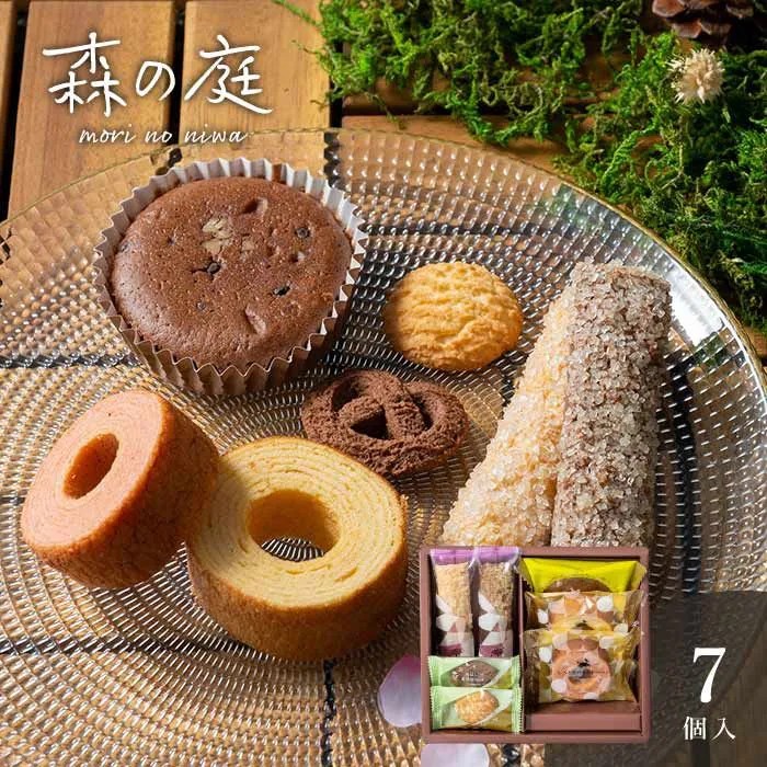 やさしい味わいの焼き菓子をフラワーリースのデザインボックスで贈る。日常の癒しの世界「森の庭」で、動物たちが咲き誇る花々に喜び、集めた花をリスに贈る物語をパッケージにデザインしました。両手で手渡しできるプレゼント感あるギフトボックスの中には、素材にまっすぐに向き合ったお菓子をバラエティ豊かに詰め合わせています。■内容量：しっとりバームクーヘン・しっとりバームクーヘン苺・有精卵たっぷりマドレーヌ（ショコラ）×各1、香ばしくて素朴なクッキー（ショコラ・メープル×各1）、さくさくスティックパイ（メープル・ショコラ×各1）■アレルギー：卵・乳・小麦■保存方法：常温■賞味期限：お届け時点で60日以上■サイズ：212×185×70mm（パッケージサイズ）■JANコード：4542511368010販売期間：～2027年2月末商品終売や変更につきましては、1か月前にメルマガおよび新着情報にてご案内いたします。 ※やむを得ない事情により、事前のご案内なしで終売・変更となる場合もございます。あらかじめご了承ください。