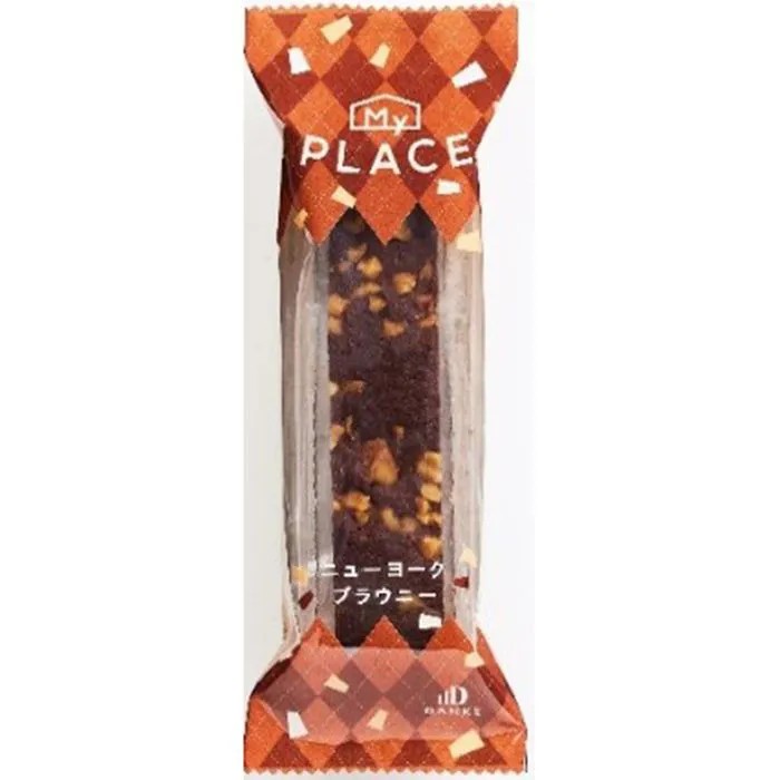 しっとり濃厚なチョコレートに、香ばしいくるみ。大人も楽しめる贅沢ニューヨークブラウニーアメリカ生まれのしっとり濃厚なチョコレートケーキ、「マイプレイス ニューヨークブラウニー」。チョコレートの深いコクと豊かな風味を存分に楽しめる、満足感のある味わいに仕上げました。ひと口味わうと、しっとりとした生地から濃厚なチョコレートの味わいが広がり、ローストしたくるみの香ばしさとカリッとした食感がアクセントに。チョコレートの濃厚さとくるみの香ばしさが絶妙に調和し、後を引く美味しさを楽しめます。コーヒーとの相性もよく、ゆっくり過ごすティータイムや自分へのご褒美にもおすすめ。チョコレート好きの方にぜひ味わっていただきたい、濃厚な焼き菓子です。■内容量：1本■アレルギー：卵・乳・小麦・くるみ■保存方法：常温■賞味期限：お届け時点で75日以上■サイズ：65×180×24mm（パッケージサイズ）■JANコード：4902151178552販売期間：～2027年1月末予定 商品終売や変更につきましては、1か月前にメルマガおよび新着情報にてご案内いたします。 ※やむを得ない事情により、事前のご案内なしで終売・変更となる場合もございます。あらかじめご了承ください。