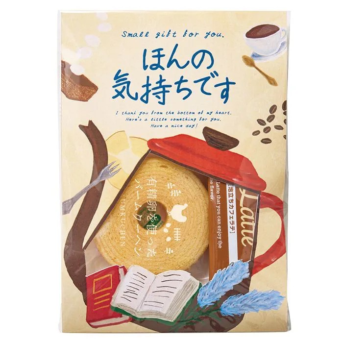 「ほんの気持ちです」に、ほっとひと息つける時間を。心伝わるカフェタイムプチギフト「ほんの気持ちです」のさりげないメッセージに、ほっとひと息つけるカフェタイムを添えた「メッセージ＆カフェタイムプチギフト」。深川カントリーファームの有精卵を使用したプレーンバウムクーヘンと、ドトールコーヒーの泡立ちカフェラテをセットにしました。卵の豊かなコクとやさしい甘みを楽しめるしっとりとしたバウムクーヘンに、香り高くまろやかなカフェラテを合わせ、心安らぐひとときを演出します。日頃のお礼やちょっとしたご挨拶など、かしこまらずに気持ちを伝えたいときにぴったり。贈る方も受け取る方も嬉しい、気軽なプチギフトです。■内容量：有精卵を使ったバームクーヘン（プレーン）・インスタントスティック（泡立ちカフェラテ）×各1個■アレルギー：卵・乳・小麦■保存方法：常温■賞味期限：お届け時点で60日以上■サイズ：120×160×15mm（パッケージサイズ）■JANコード：4542511365477販売期間：～2027年1月末予定 商品終売や変更につきましては、1か月前にメルマガおよび新着情報にてご案内いたします。 ※やむを得ない事情により、事前のご案内なしで終売・変更となる場合もございます。あらかじめご了承ください。