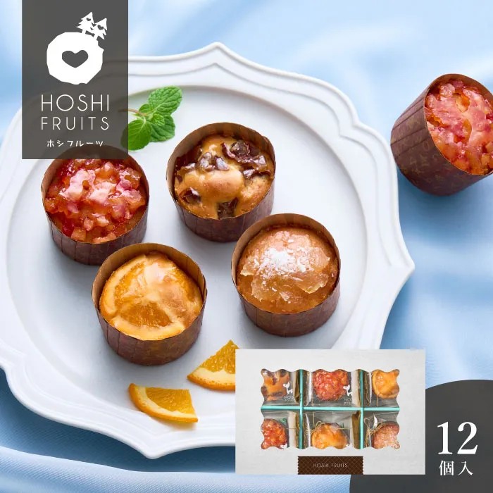 艶めくシロップ漬けやセミドライの果実がジュエリーのようなカップケーキ。艶っと光るシロップ漬けの果実や、セミドライの果実がジュエリーのようなカップケーキです。空気をたっぷり含ませて焼きあげた、果実入りのなめらかな生地に煌めく果実たちをトッピングして、果実を味わうカップケーキに仕上げました。■内容量：パインココナッツ・マロン×各2個、オレンジ・ミックスフルーツ×各4個■アレルギー：卵・乳・小麦■保存方法：常温■賞味期限：お届け時点で20日以上■サイズ：255×170×100mm（パッケージサイズ）■JANコード：4542511365811販売期間：～2027年2月末商品終売や変更につきましては、1か月前にメルマガおよび新着情報にてご案内いたします。 ※やむを得ない事情により、事前のご案内なしで終売・変更となる場合もございます。あらかじめご了承ください。
