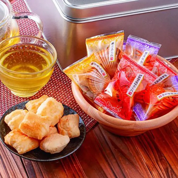 伊勢海老風味・蟹風味・帆立味のふっくらサクッとした食感のあられです。■内容量：275g（個包装込み）■アレルギー：小麦・えび・かに■保存方法：常温■賞味期限：お届け時点で60日以上■サイズ：240×240×120mm（パッケージサイズ）■JANコード：4977734954748販売期間：～2027年2月末商品終売や変更につきましては、1か月前にメルマガおよび新着情報にてご案内いたします。 ※やむを得ない事情により、事前のご案内なしで終売・変更となる場合もございます。あらかじめご了承ください。