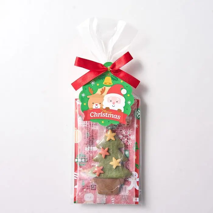 クリスマスツリーがクッキーになった！手作りのぬくもりを楽しむ、かわいいクリスマススイーツクリスマスのシンボル・ツリーがかわいらしいクッキーになった「クリスマスクッキー ツリー」。1枚1枚丁寧に手作りで焼き上げた、クリスマスの楽しさとぬくもりを感じられる一品です。サクッと香ばしい食感とやさしい甘さが楽しめる、親しみやすい味わい。クリスマスツリーをかたどった愛らしい姿が、いつものおやつ時間を華やかに彩り、クリスマス気分を盛り上げてくれます。お子さまへのプレゼントにはもちろん、クリスマスパーティーでのお配りや、ちょっとしたご挨拶・プチギフトにもぴったり。手作りならではの温かみとともに、楽しいクリスマスのひとときをお楽しみください。■内容量：クッキー（ツリー）×1枚■アレルギー：卵・乳・小麦■保存方法：常温■賞味期限：お届け時点で60日以上■サイズ：255×100×15mm（パッケージサイズ）■JANコード：4542511366580こちらの商品は【クリスマス限定】商品です。 ご注文締切日・納品日は下記のスケジュールをご確認ください。【ご注文・納品スケジュール】 ご注文締切：10月15日（木）→納品日：10月29日（木） ご注文締切：10月29日（木）→納品日：11月12日（木） ご注文締切：11月12日（木）→納品日：11月26日（木） ご注文締切：11月26日（木）→納品日：12月10日（木）※最終ご注文締切は、11月26日（木）AM10:00です。 ※着日指定は承っておりません。 ※こちらの商品は単品商品のため、ラッピング・熨斗・メッセージカード・紙袋は対応しておりません。 ※クレジットカード決済をご利用の場合は、ご注文日から60日以内に納品となるスケジュールでご注文ください。