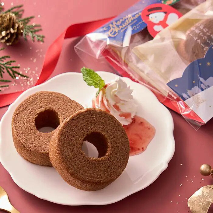 雪だるまがひょっこり飛び出す！ココア香る、ふんわりクリスマスバウムクーヘン雪だるまがひょっこり飛び出しているように見える、遊び心のあるデザインが楽しい「雪だるまが飛び出す！バウムクーヘン ココア」。ふんわりとした食感のバウムクーヘンに、ココアの豊かな風味を合わせました。ひと口味わうと、ココアの香ばしい香りとやさしい甘さが広がり、しっとりとした生地の味わいを楽しめます。雪だるまが飛び出しているようなユニークなデザインが、クリスマス気分を楽しく盛り上げてくれるのも魅力。クリスマスパーティーのお菓子や、お子さまへのプレゼント、家族や友人への季節の贈り物にもおすすめです。見た目にも楽しく、クリスマスのひとときを彩るスイーツギフトです。■内容量：ふんわりバームクーヘン（ココア）×2個■アレルギー：卵・小麦■保存方法：常温■賞味期限：お届け時点で60日以上■サイズ：150×150×20mm（パッケージサイズ）■JANコード：4542511366771こちらの商品は【クリスマス限定】商品です。 ご注文締切日・納品日は下記のスケジュールをご確認ください。【ご注文・納品スケジュール】 ご注文締切：10月15日（木）→納品日：10月29日（木） ご注文締切：10月29日（木）→納品日：11月12日（木） ご注文締切：11月12日（木）→納品日：11月26日（木） ご注文締切：11月26日（木）→納品日：12月10日（木）※最終ご注文締切は、11月26日（木）AM10:00です。 ※着日指定は承っておりません。 ※こちらの商品は単品商品のため、ラッピング・熨斗・メッセージカード・紙袋は対応しておりません。 ※クレジットカード決済をご利用の場合は、ご注文日から60日以内に納品となるスケジュールでご注文ください。