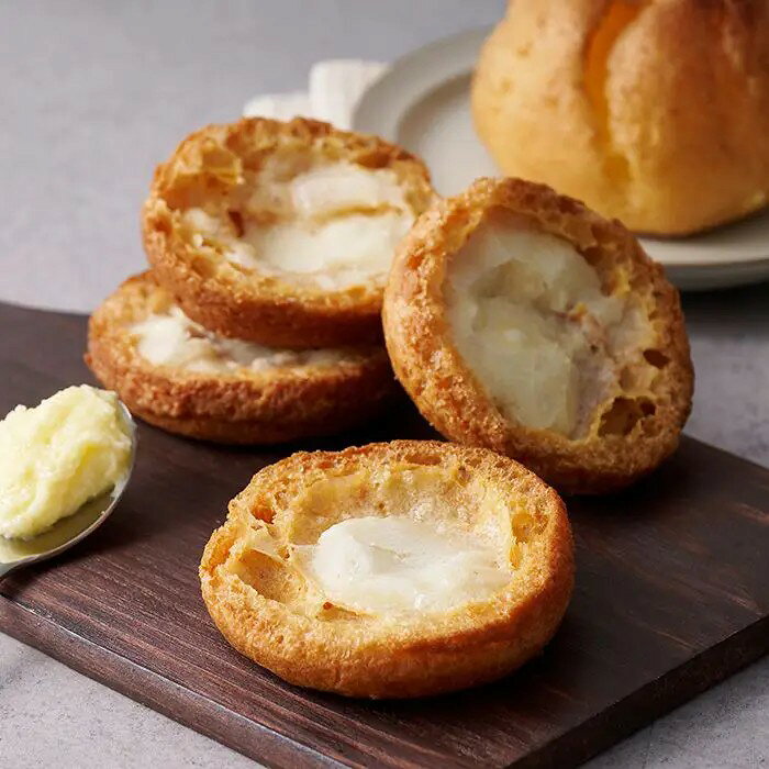 バターの豊かな香りとサクサク食感。シュー生地で仕立てた、軽やか焼きシューラスクラスク用に焼き上げたシュー生地に、特製のシュガーバタークリームをたっぷり塗って、香ばしく焼き上げた「バター香る 焼きシューラスク」。ひと口味わうと、サクサクと軽やかな食感とともに、バターの豊かな香りとシュガーのやさしい甘さが広がります。シュー生地ならではの軽い口当たりで、ついついもう一枚手が伸びる後を引く美味しさです。コーヒーや紅茶との相性もよく、毎日のおやつやティータイムのお供にぴったり。香ばしいバターの風味を気軽に楽しめる、ひと味違ったラスクです。■内容量：1枚■アレルギー：卵・乳・小麦■保存方法：常温■賞味期限：お届け時点で60日以上■サイズ：120×150×30mm（パッケージサイズ）■JANコード：4580164670982販売期間：～2027年1月末予定 商品終売や変更につきましては、1か月前にメルマガおよび新着情報にてご案内いたします。 ※やむを得ない事情により、事前のご案内なしで終売・変更となる場合もございます。あらかじめご了承ください。